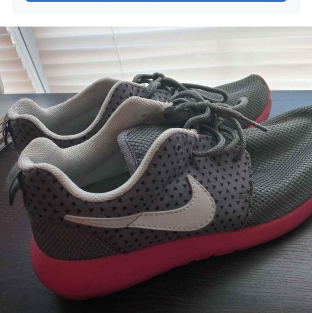 Woman's NIKE Running Shoes Size 8